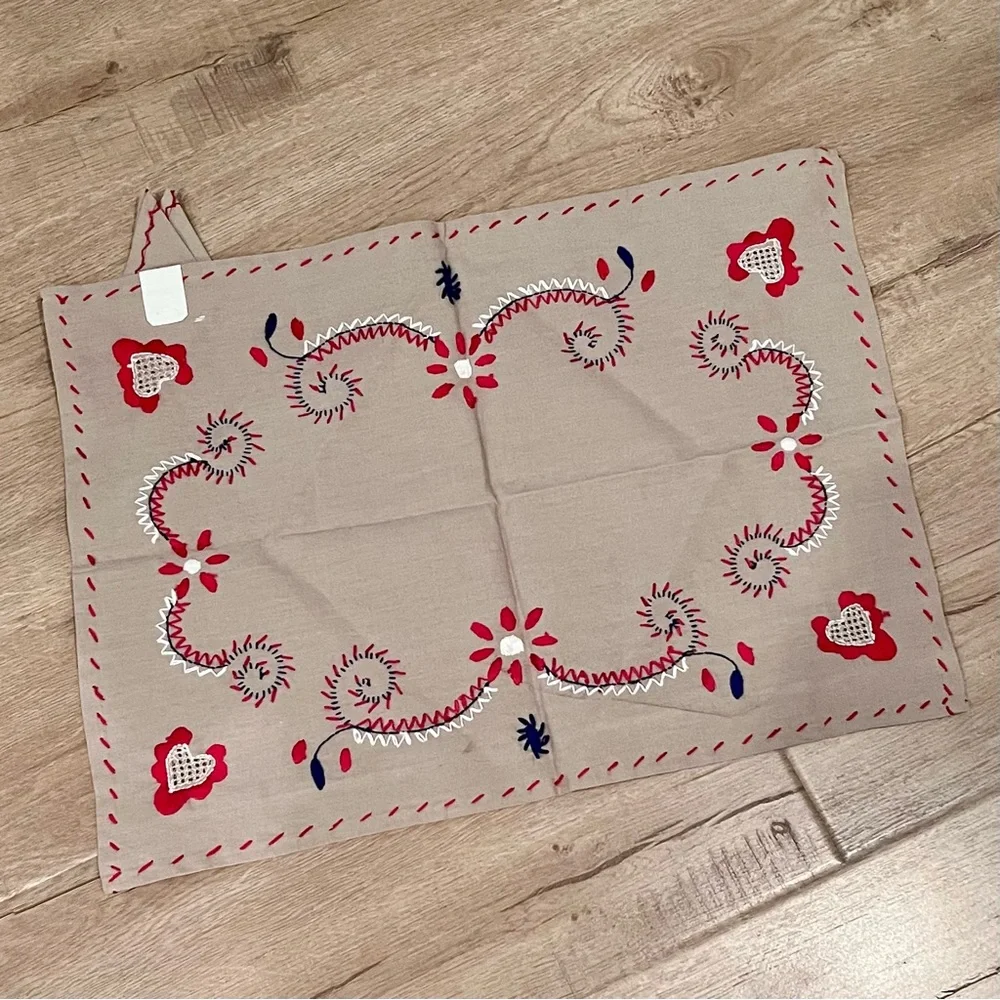 Vintage NEW Hand Embroidered Tablecloth Table Linen With 2 PCs Matching‎ Napkins